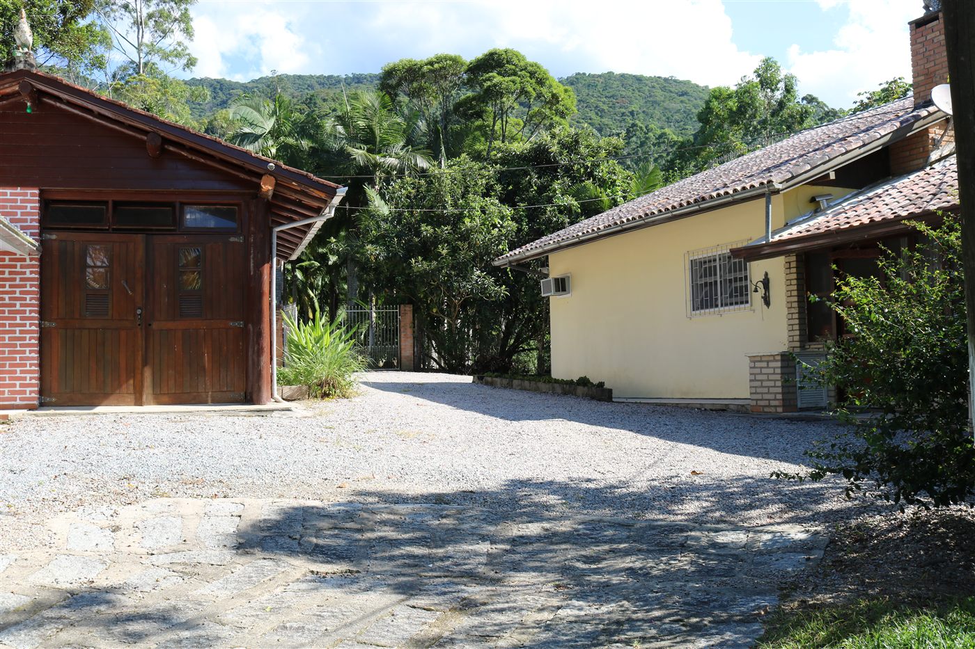 Garagem e Casa Sede