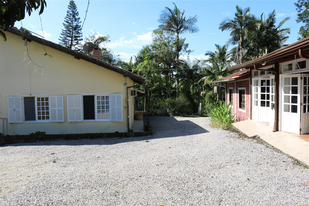 Casa sede e salão de festas